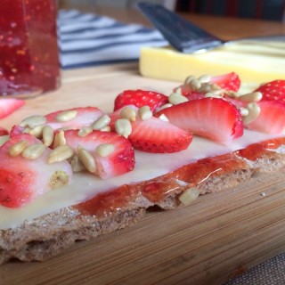 Berry and California Cheese Crispbread
