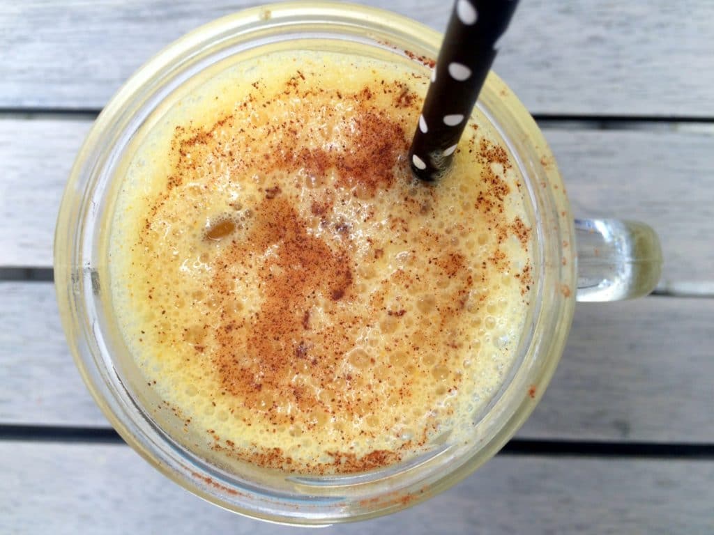 This dairy-free iced ginger turmeric smoothie will not only leave you refreshed, but will also give you a dose of natural anti-inflammatory and antioxidant compounds! from halsanutrition.com