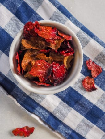 These sea salted beet chips make a fun crunchy snack or appetizer! From halsanutrition.com #thereciperedux