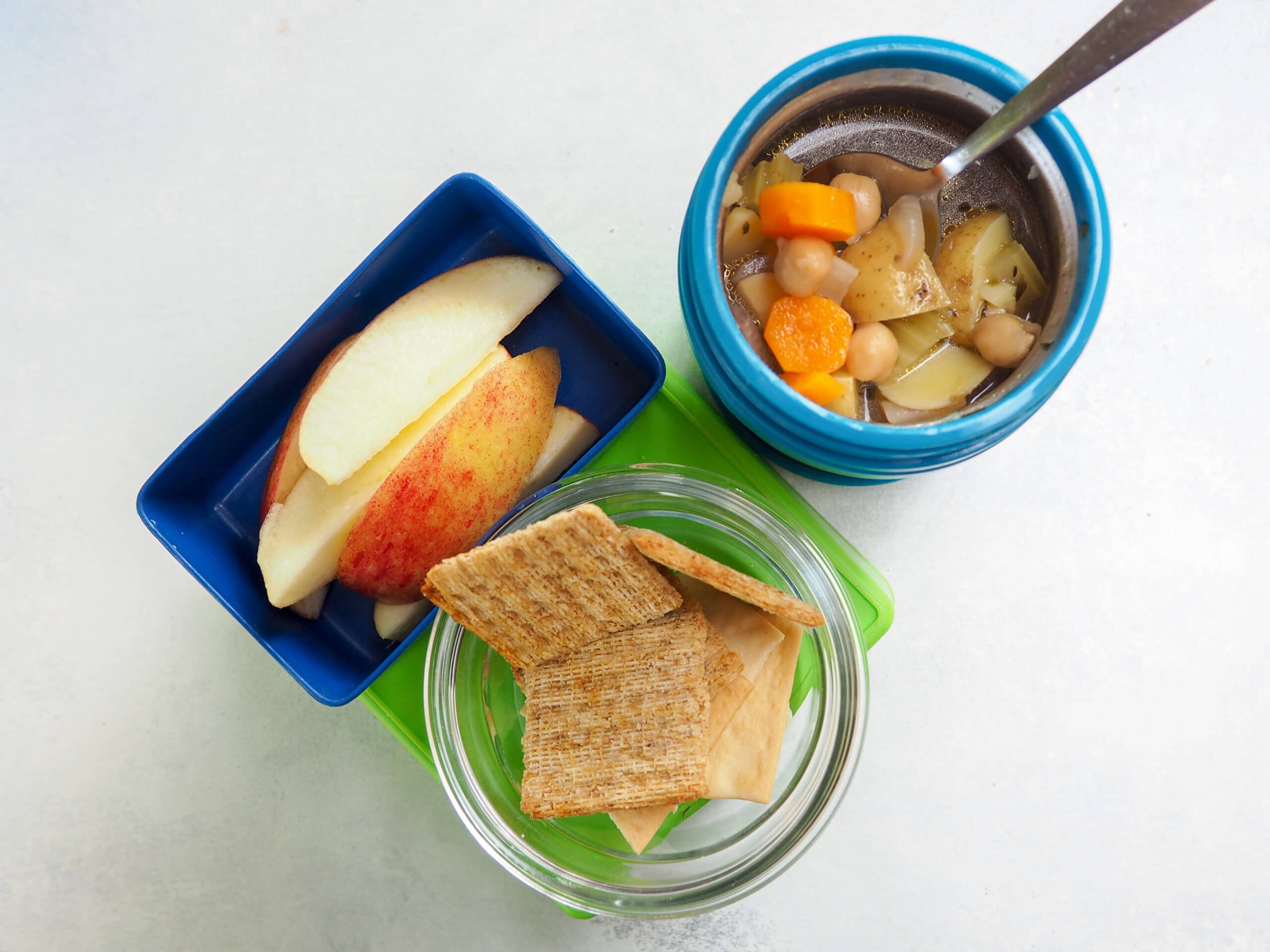 Need ideas on how to pack a balanced vegetarian lunch box for your child? Here is a handy guide. Plus a 5-day sample lunch plan. From halsanutrition.com