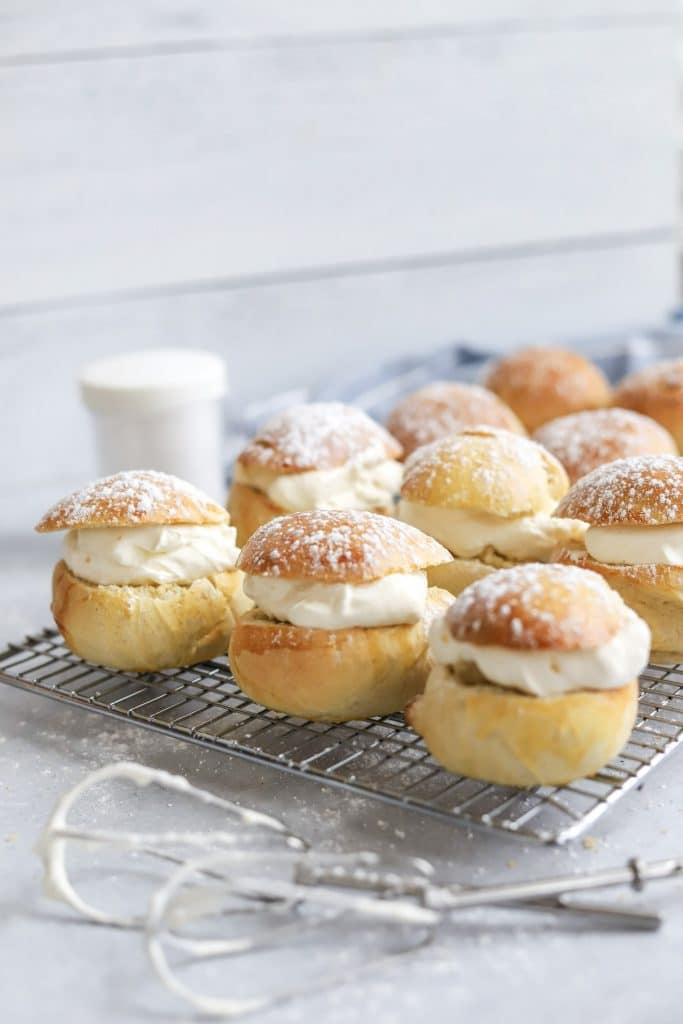 cardamom buns with whipped cream 