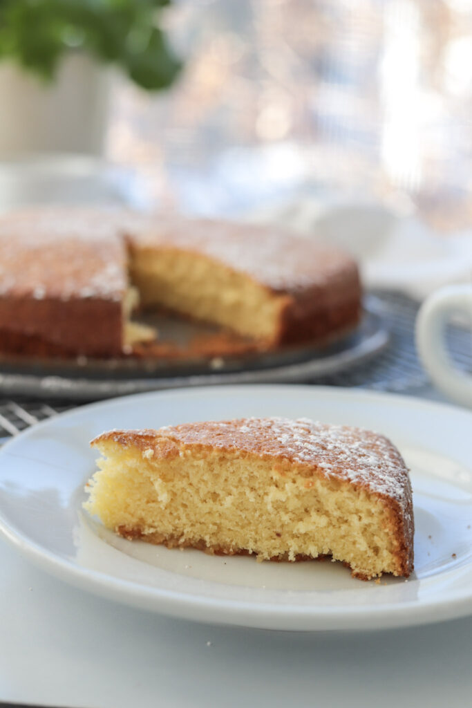 sockerkaka on a plate